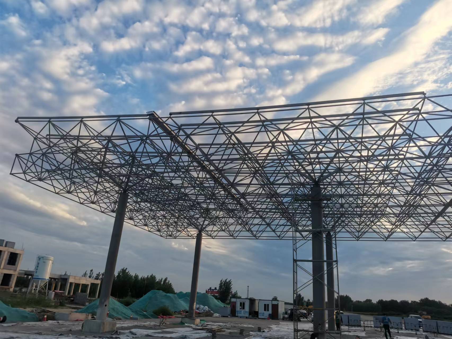 设计和建造加油站棚罩网架要考虑哪些因素